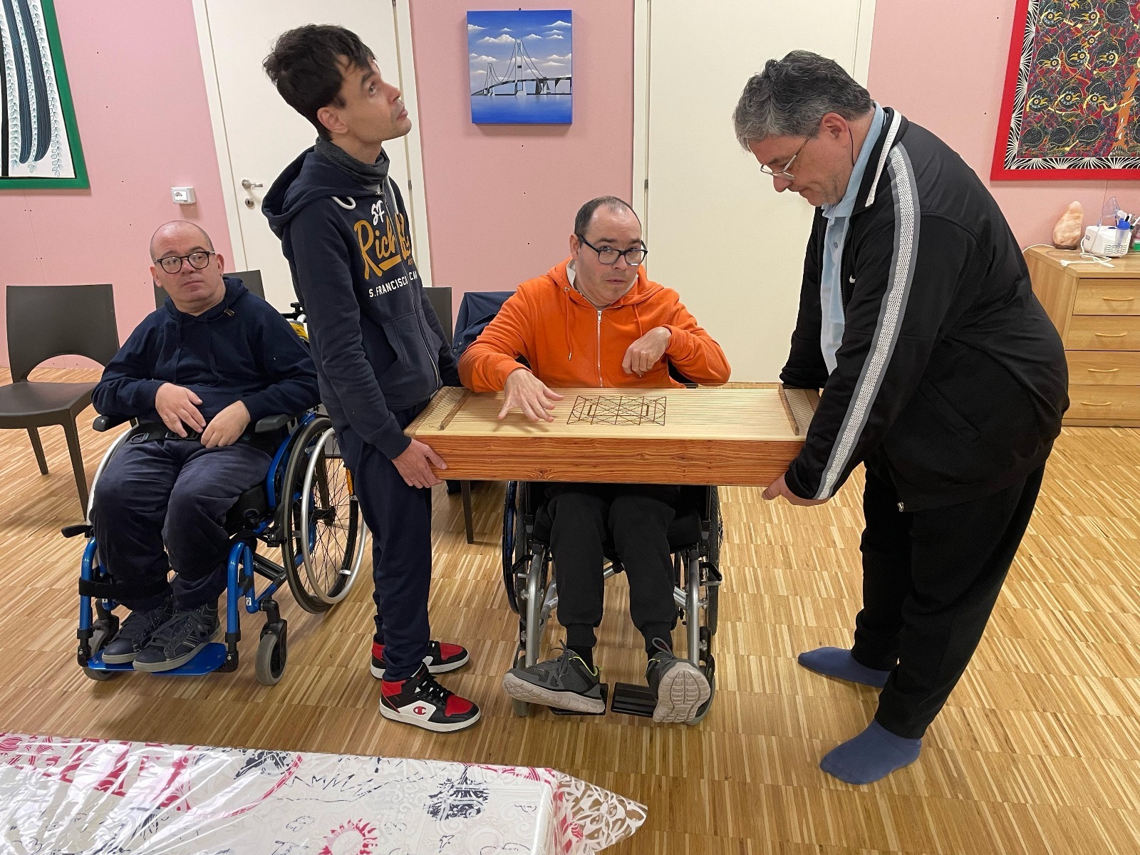 Al corso di teatro si fa “suonoterapia vibrazionale” Al corso di teatro si fa “suonoterapia vibrazionale”