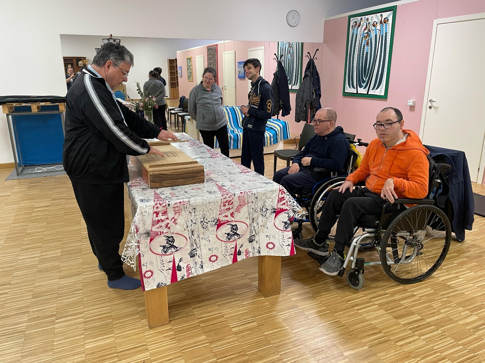 Al corso di teatro si fa “suonoterapia vibrazionale” Al corso di teatro si fa “suonoterapia vibrazionale”