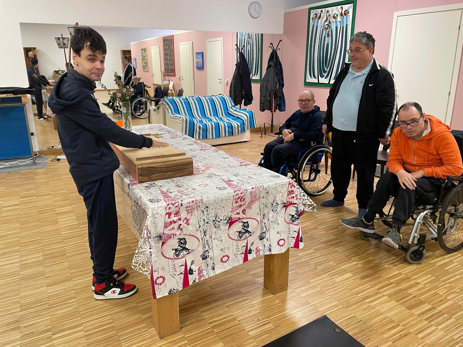 Al corso di teatro si fa “suonoterapia vibrazionale” Al corso di teatro si fa “suonoterapia vibrazionale”