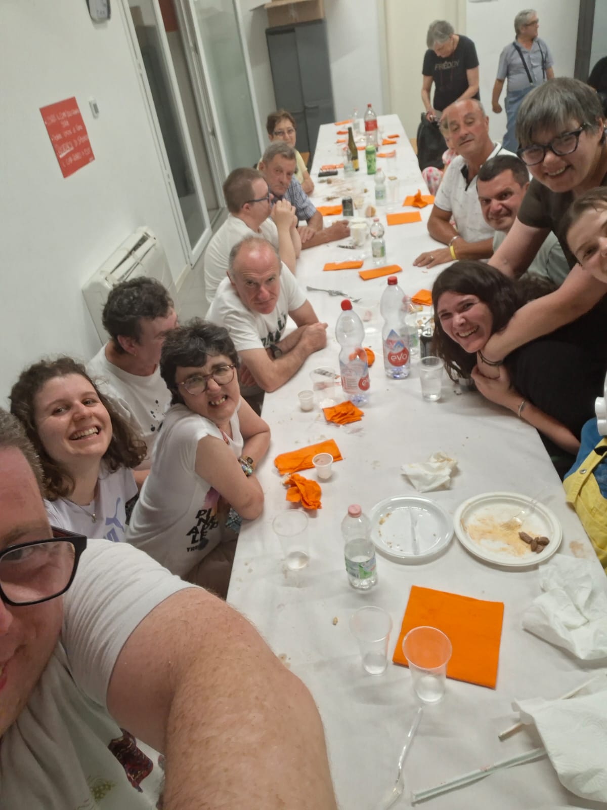 Gli utenti delle Comunità-Alloggio alla cena annuale del Gruppo Arcobaleno Gli utenti delle Comunità-Alloggio alla cena annuale del Gruppo Arcobaleno