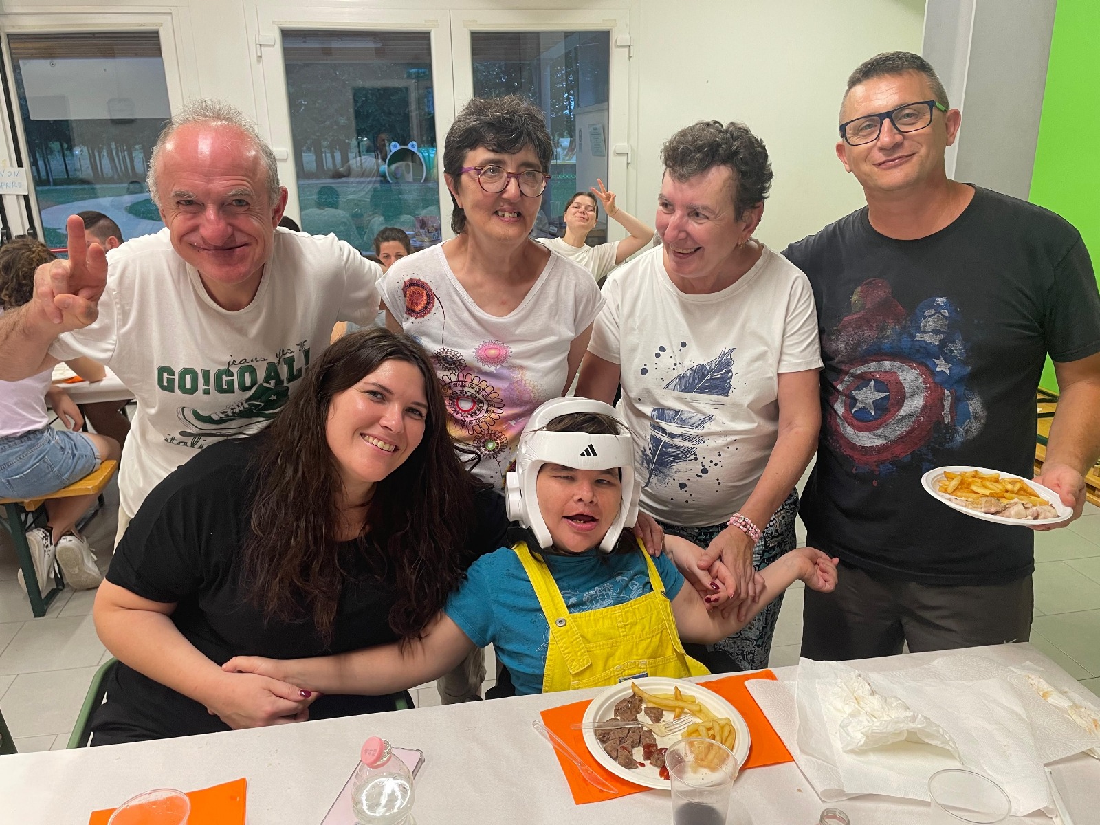 Gli utenti delle Comunità-Alloggio alla cena annuale del Gruppo Arcobaleno Gli utenti delle Comunità-Alloggio alla cena annuale del Gruppo Arcobaleno